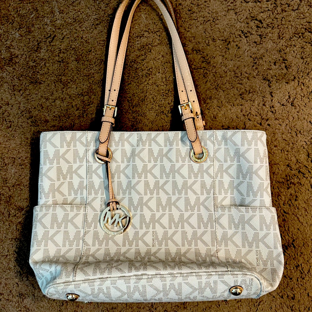 Michael Kors original shoulder bag. Good condition.3 compartments color beige.